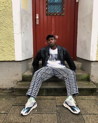 С чем носить синие брюки чинос с принтом