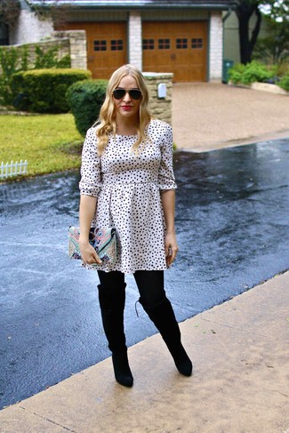 С чем носить синий клатч с принтом