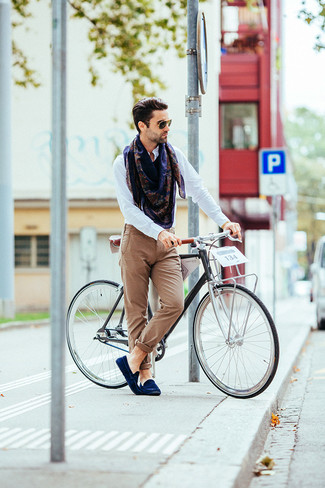 С чем носить синий хлопковый шарф с принтом мужчине