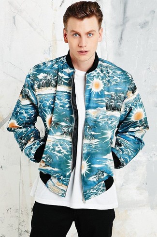 С чем носить синюю куртку с принтом мужчине