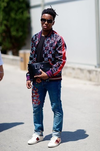 С чем носить синюю куртку с принтом мужчине