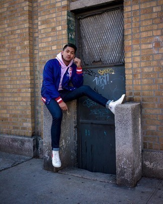 С чем носить синюю куртку с принтом мужчине