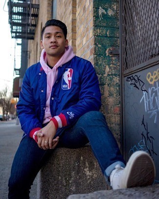 С чем носить синюю куртку с принтом мужчине