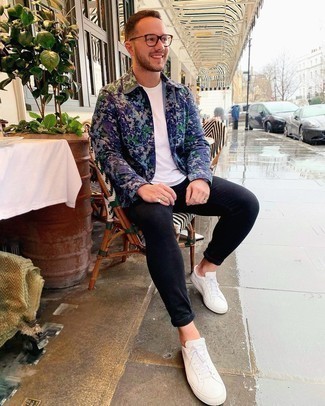 С чем носить синюю куртку с принтом мужчине