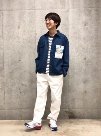 С чем носить синюю куртку с принтом мужчине