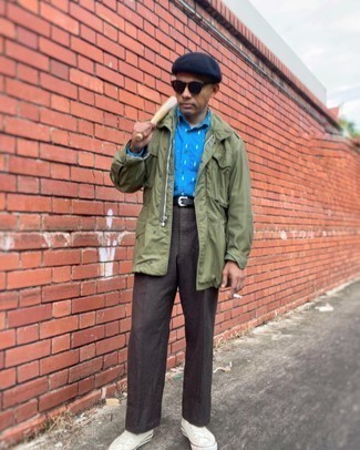 С чем носить синюю рубашку с длинным рукавом с принтом мужчине