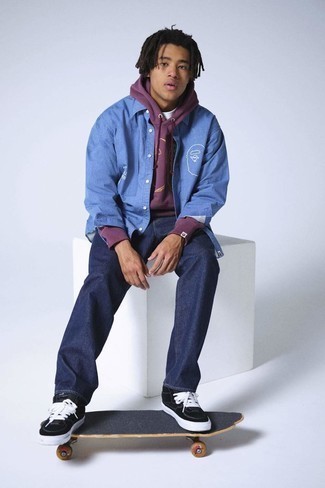 С чем носить синюю рубашку с длинным рукавом с принтом мужчине