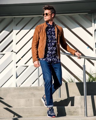 С чем носить синие низкие кеды с принтом мужчине