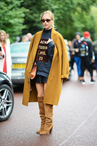 С чем носить синий свободный свитер с принтом