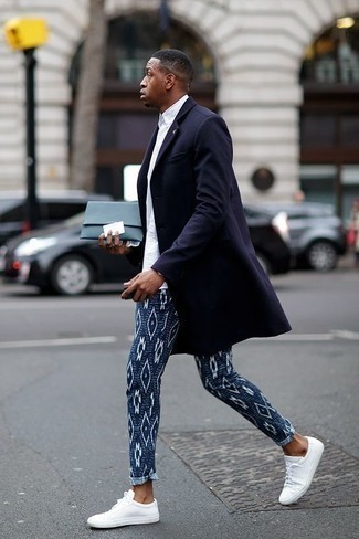 С чем носить синие брюки с принтом мужчине