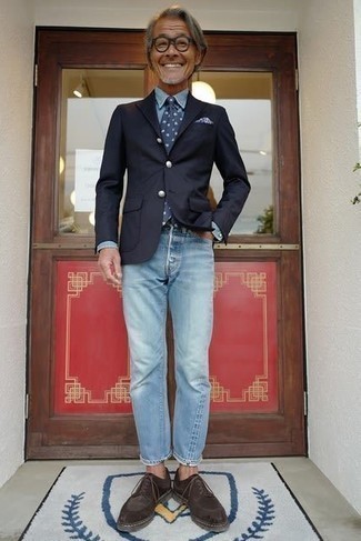 С чем носить синий нагрудный платок с принтом