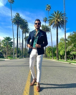 С чем носить синий нагрудный платок с принтом