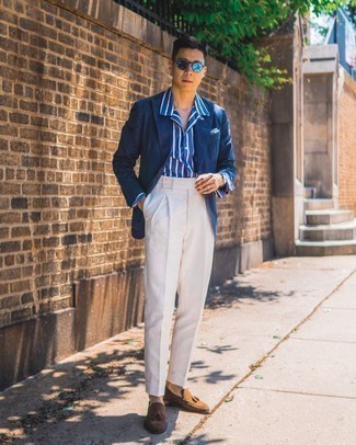 С чем носить синий нагрудный платок с принтом