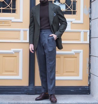 С чем носить синий нагрудный платок с принтом