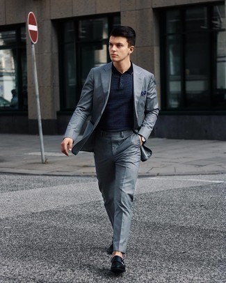 С чем носить синюю футболку-поло с принтом мужчине