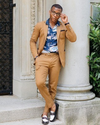 С чем носить синюю рубашку с принтом мужчине