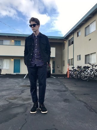 С чем носить синюю рубашку с принтом мужчине