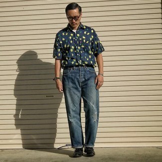 С чем носить синюю рубашку с принтом мужчине