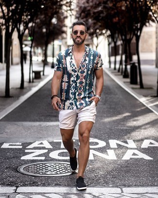 С чем носить синюю рубашку с принтом мужчине