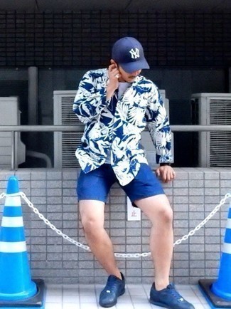 С чем носить синюю рубашку с принтом мужчине