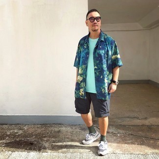 С чем носить синюю рубашку с принтом мужчине