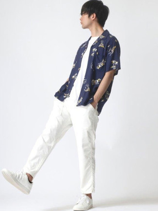 С чем носить синюю рубашку с принтом мужчине