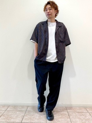 С чем носить синюю рубашку с принтом мужчине