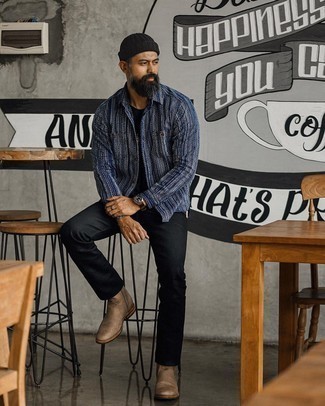 С чем носить синюю рубашку с принтом мужчине