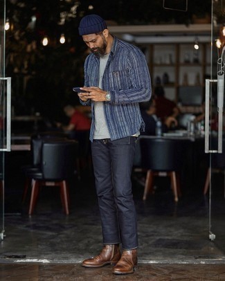 С чем носить синюю рубашку с принтом мужчине