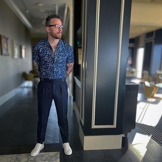 С чем носить синюю рубашку с принтом мужчине
