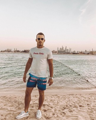 С чем носить синие шорты с принтом мужчине