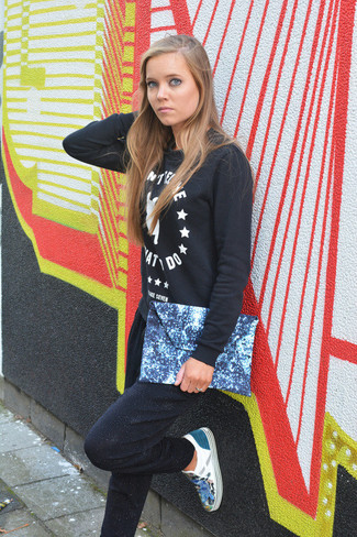 С чем носить синие слипоны с принтом женщине