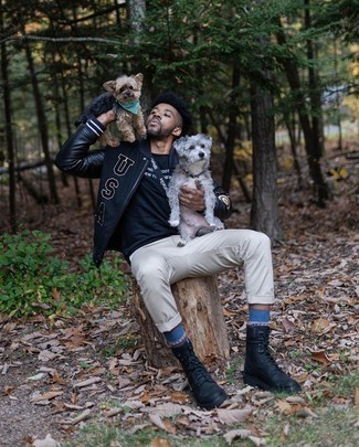 С чем носить синие носки с принтом мужчине