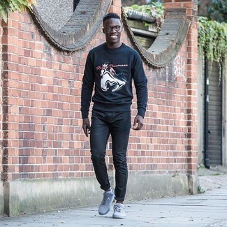 С чем носить синий свитшот с принтом мужчине