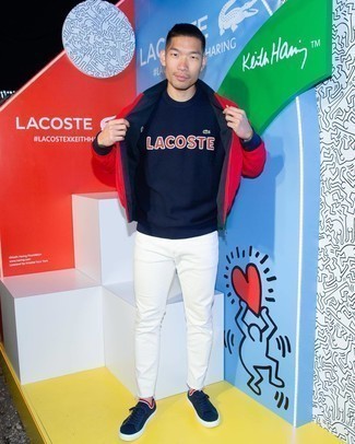 С чем носить синий свитшот с принтом мужчине