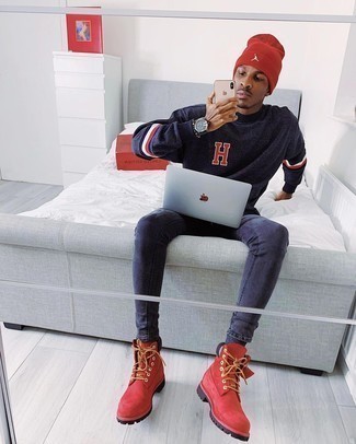 С чем носить синий свитшот с принтом мужчине