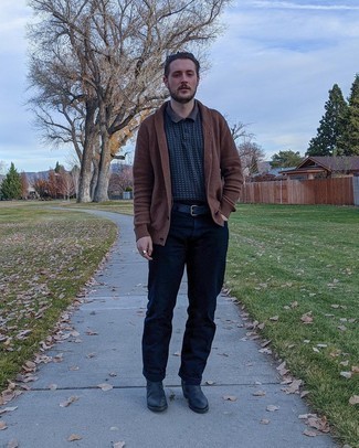 С чем носить синюю футболку с принтом мужчине