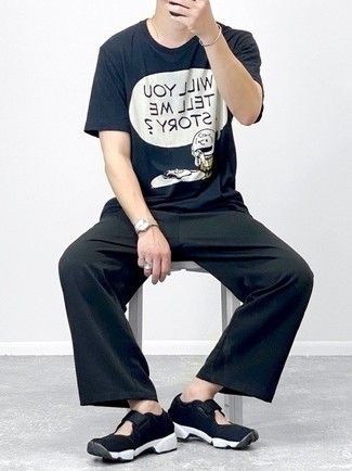 С чем носить синюю футболку с принтом мужчине