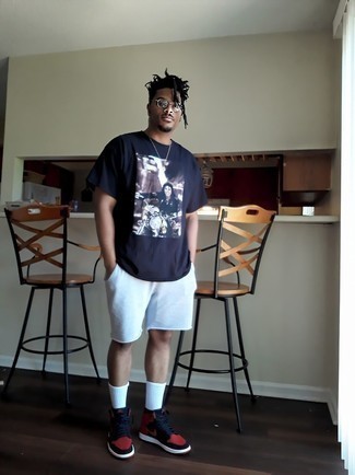 С чем носить синюю футболку с принтом мужчине