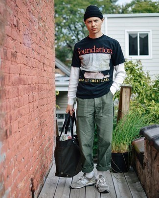 С чем носить синюю футболку с принтом мужчине