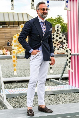 С чем носить синий галстук с принтом мужчине