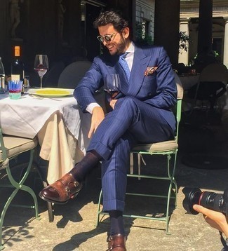 С чем носить синий галстук с принтом мужчине