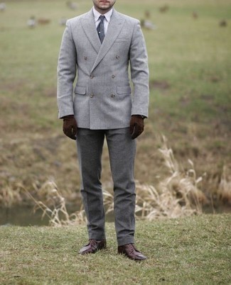 С чем носить синий галстук с принтом мужчине