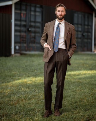 С чем носить синий галстук с принтом мужчине