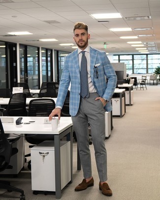 С чем носить синий галстук с принтом мужчине