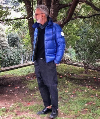 Какие брюки чинос носить с синей курткой-пуховиком