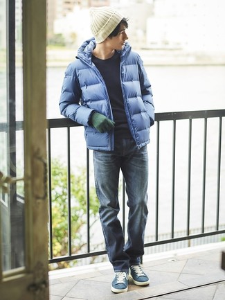 Какие джинсы носить с синей курткой-пуховиком мужчине