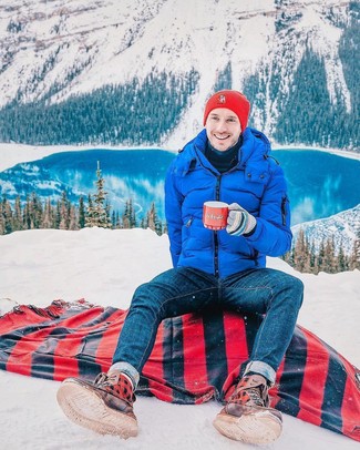 Какие джинсы носить с синей курткой-пуховиком мужчине