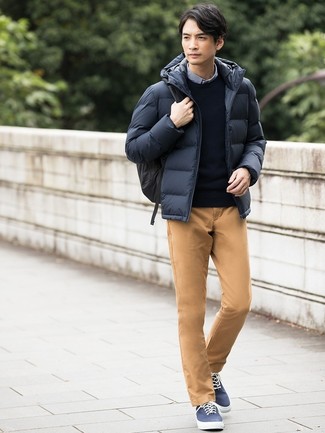 Как носить синюю куртку-пуховик с светло-коричневыми брюками чинос