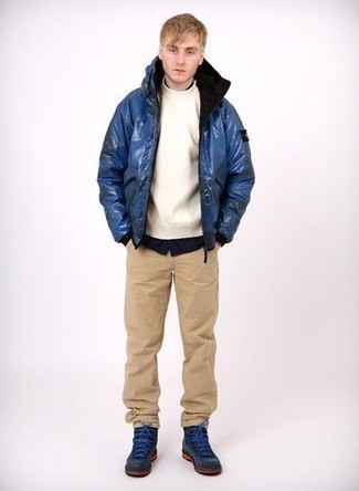 Как носить синюю куртку-пуховик с светло-коричневыми брюками чинос